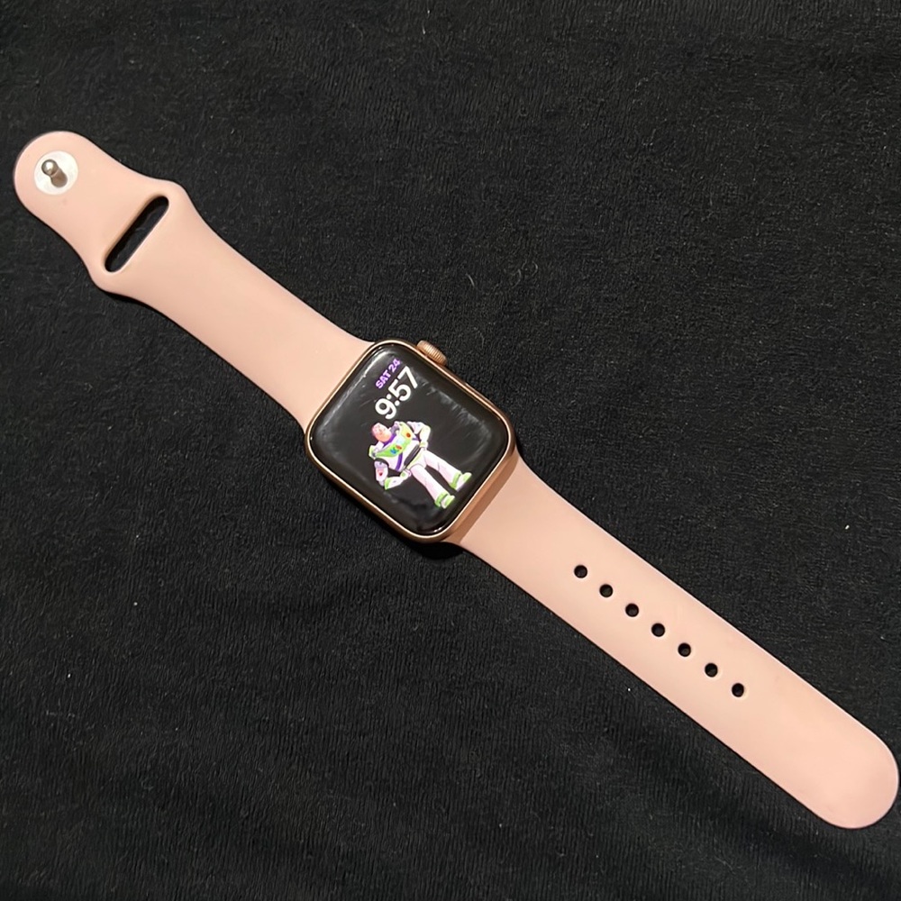 Apple Watch SE 40 MM Band S/M with charger
